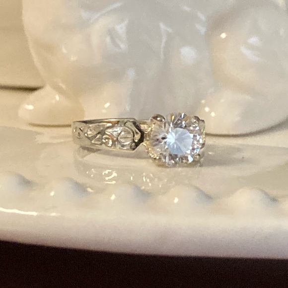 Round solitaire ring - Picture 7 of 12
